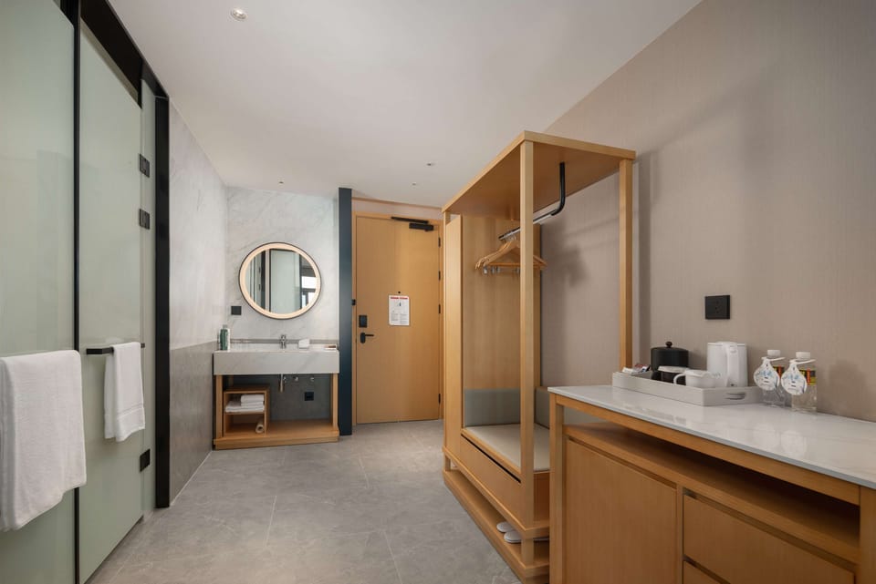 Room, 1 King Bed | Bathroom | Free toiletries, hair dryer, bathrobes, slippers