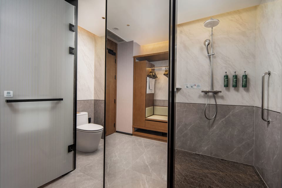 Superior Room, 2 Twin Beds | Bathroom | Shower, free toiletries, hair dryer, slippers