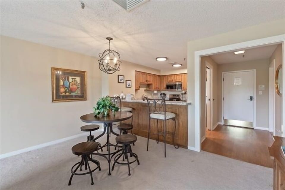 4 dining stools and 2 bar stools in Dining Area.