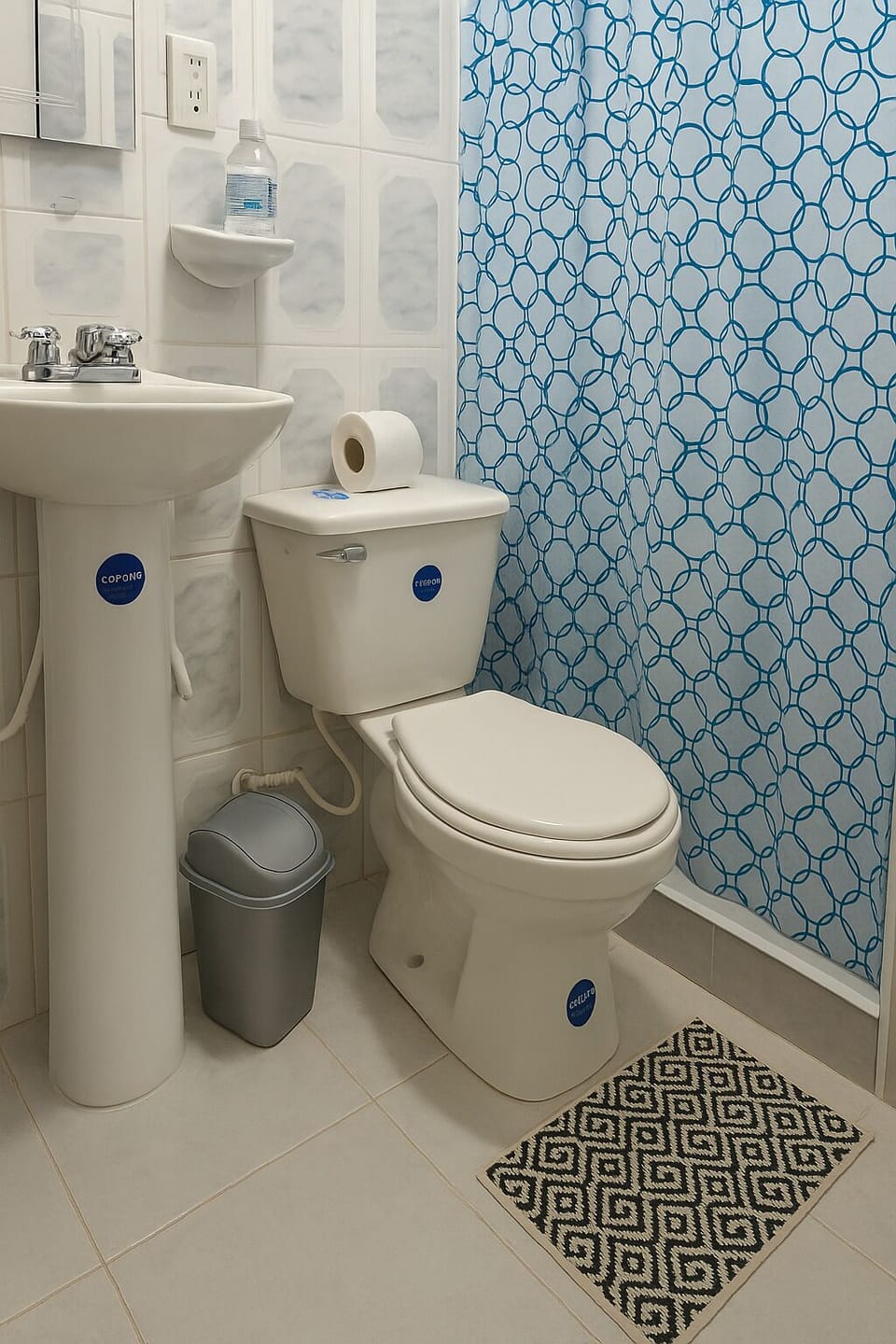Economy Single Room, 1 Twin Bed, Non Smoking | Bathroom | Shower, towels