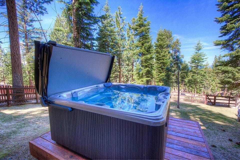 Sink into the hot tub and let the pines do the rest.