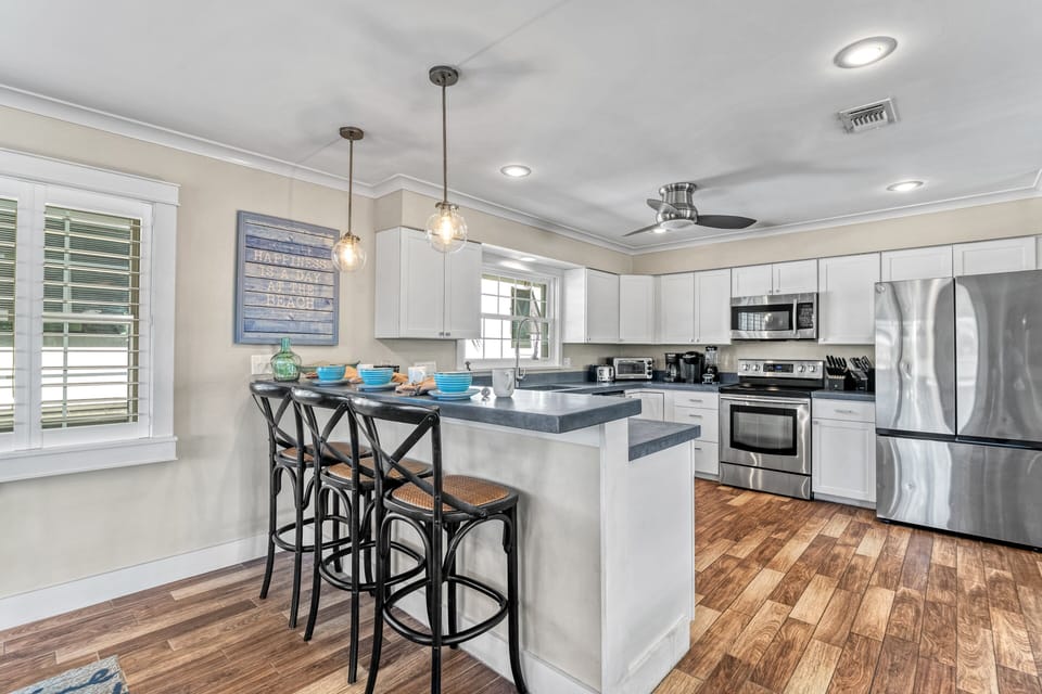Kitchen & breakfast bar full view.