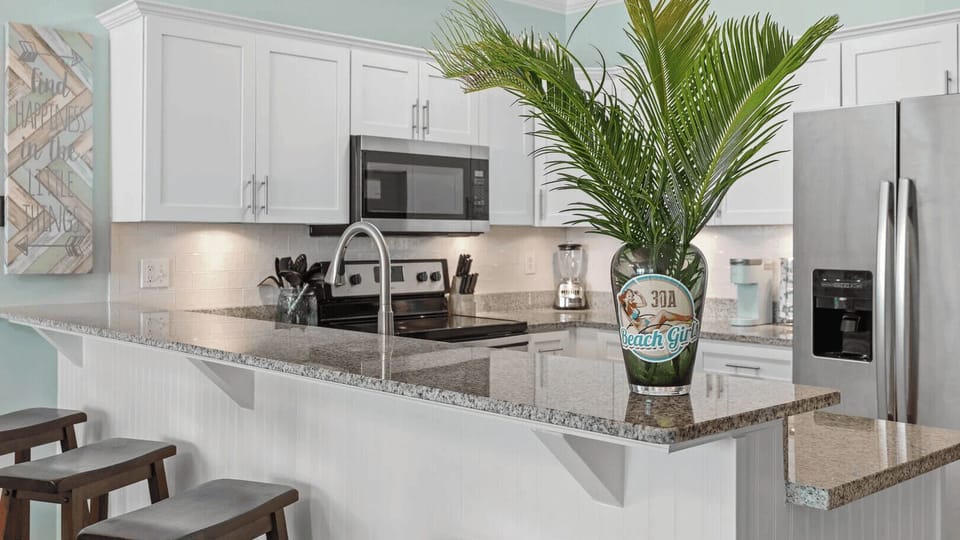 Apartment (2 Bedrooms) | Private kitchen | Fridge, microwave, oven, stovetop