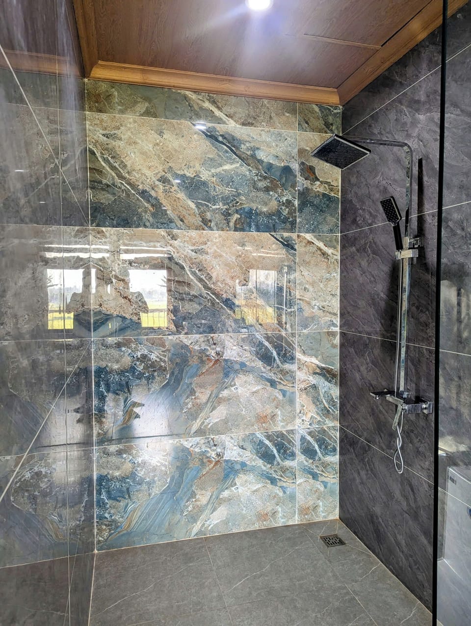 Deluxe Triple Room | Bathroom | Rainfall showerhead, hair dryer, slippers, bidet
