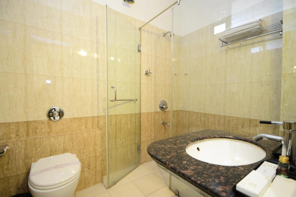 Shower, free toiletries, towels