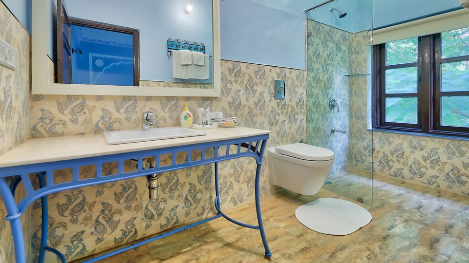 Deluxe Room, 1 Double Bed | Bathroom | Free toiletries, hair dryer, towels