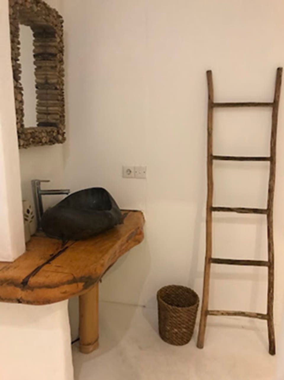 Standard Room | Bathroom | Shower, hair dryer, towels