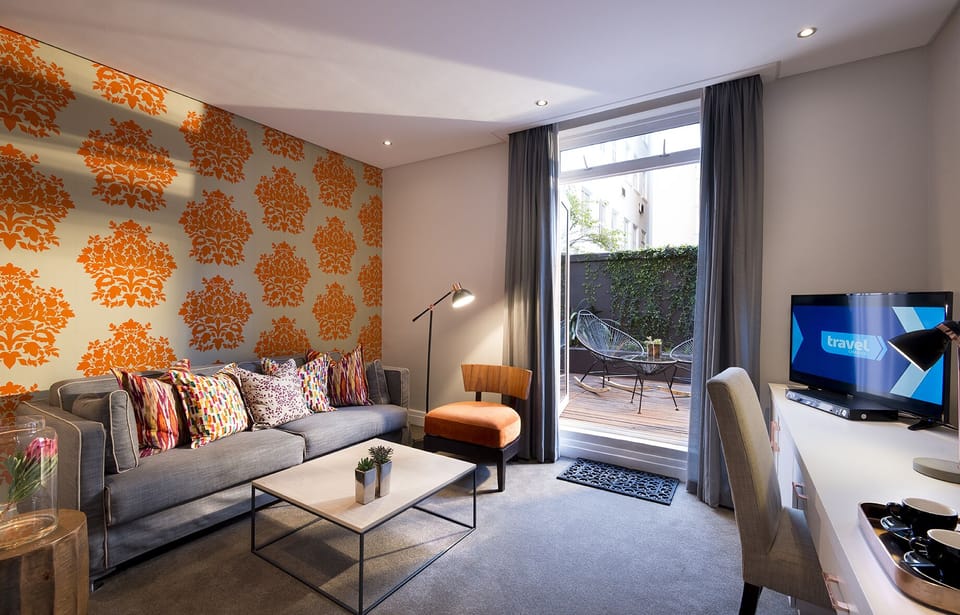 Grand Daddy Suite | Living area | 45-inch flat-screen TV with cable channels, TV, Netflix