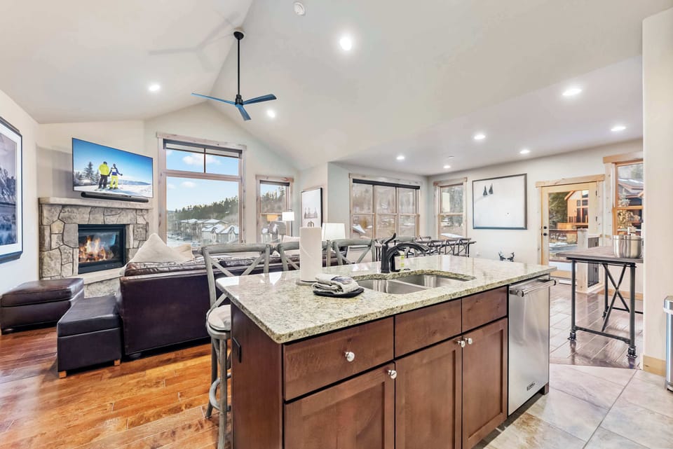 Kitchen: Well-equipped kitchen, Viking appliances, drip coffee maker and Keurig, pantry, kitchen island with 4 bar stools
