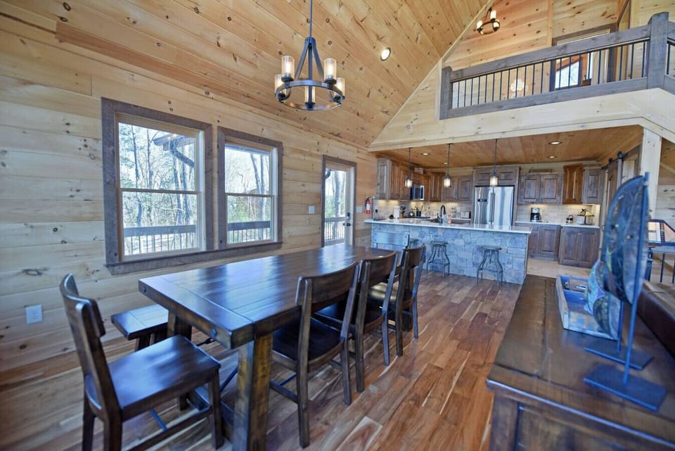 Blue Ridge Luxury Mountain View Cabin Rental