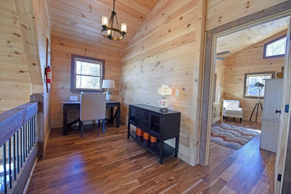 Blue Ridge Luxury Mountain View Cabin Rental
