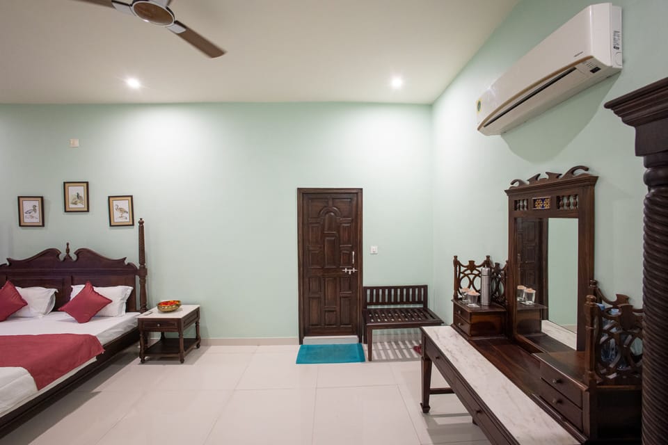 Deluxe Double Room | Laptop workspace, blackout drapes, free WiFi