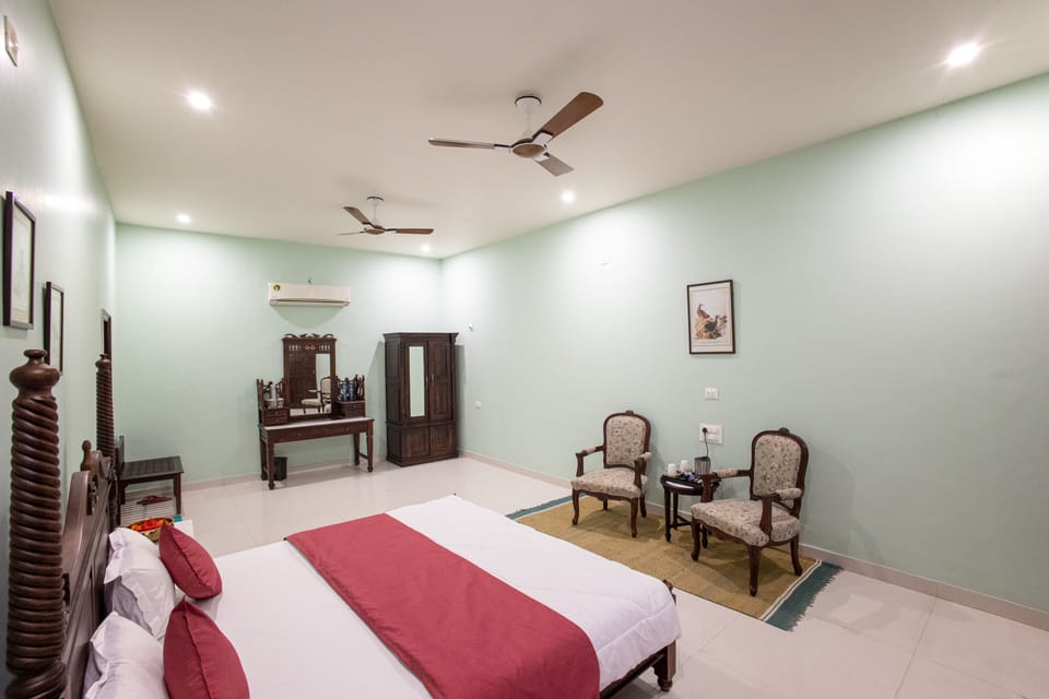 Deluxe Double Room | Laptop workspace, blackout drapes, free WiFi