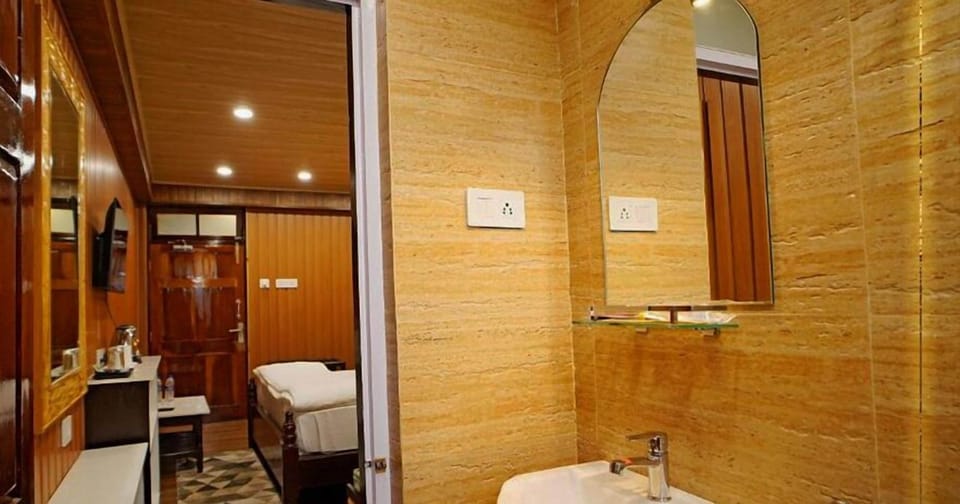 Deluxe Double Room | Bathroom | Shower, slippers, towels, soap