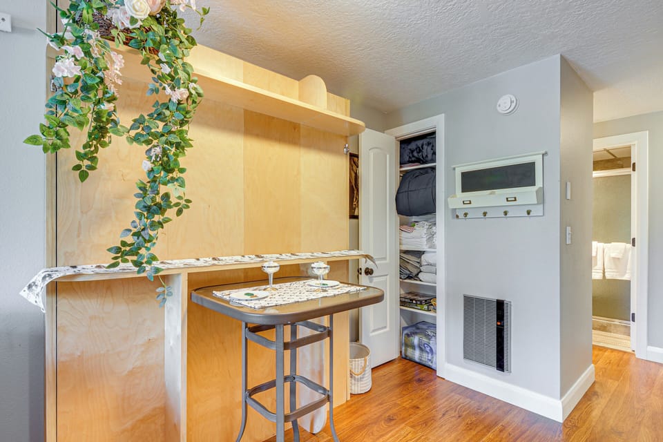 Studio | Dining Nook | Queen Murphy Bed | Linens Provided