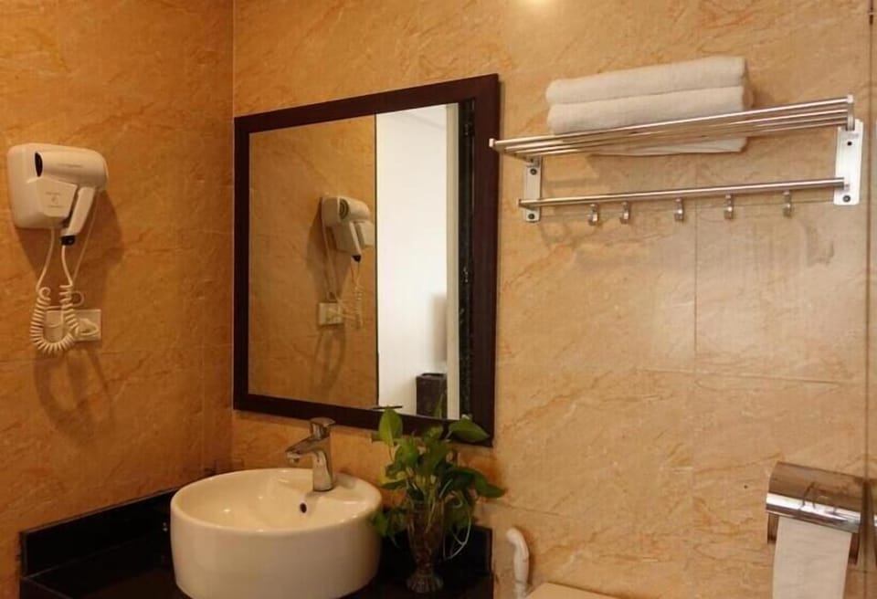 Basic Room | Bathroom | Shower, free toiletries, hair dryer, towels