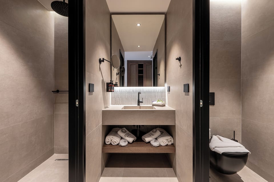 Shower, hair dryer, bathrobes, slippers
