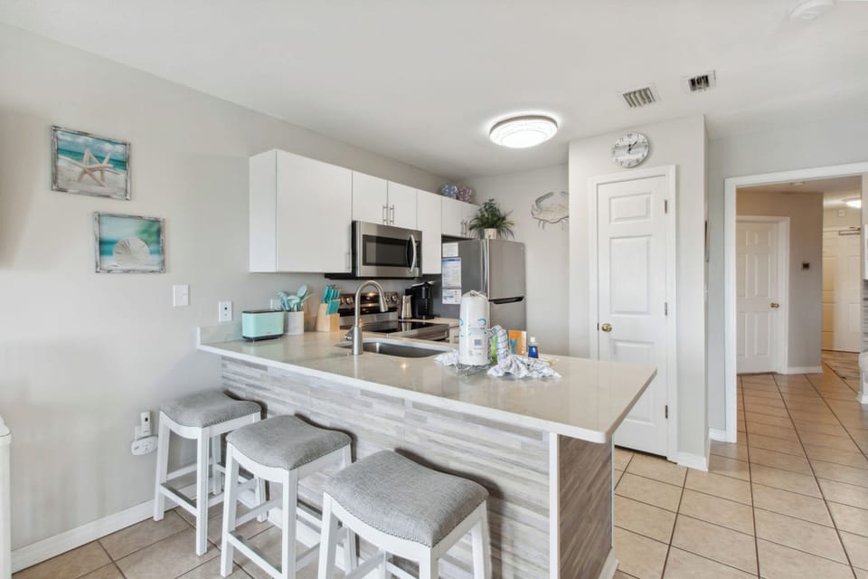 Signature Condo, 1 Bedroom, Balcony, Pool View | In-room dining