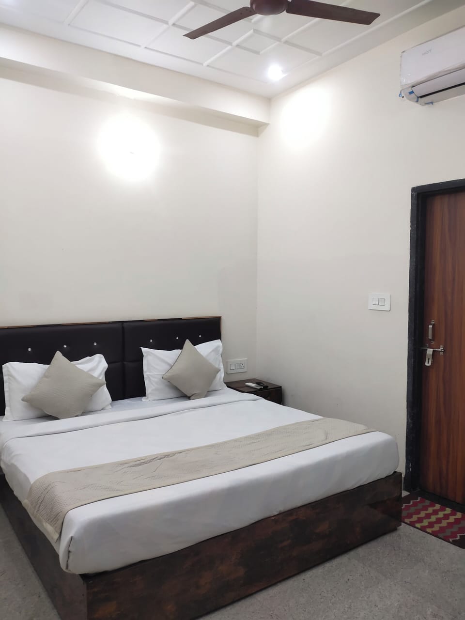 Deluxe Double Room, Balcony, City View | Desk, iron/ironing board, free WiFi