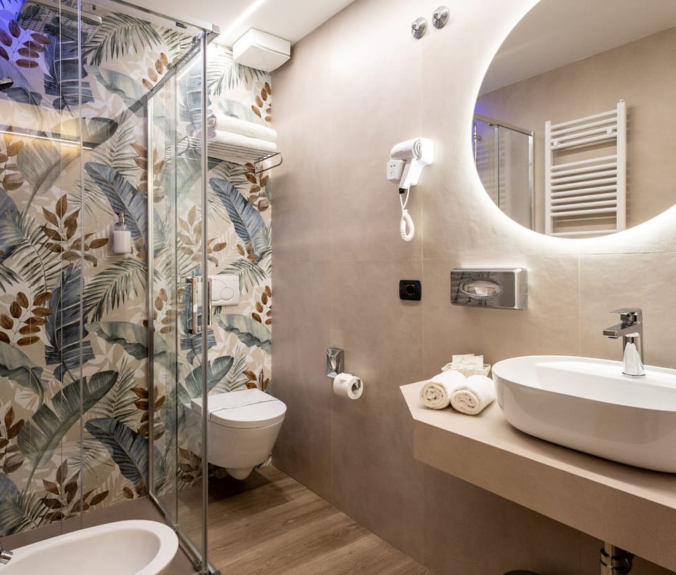 Deluxe Room | Bathroom | Shower, free toiletries, hair dryer, bidet