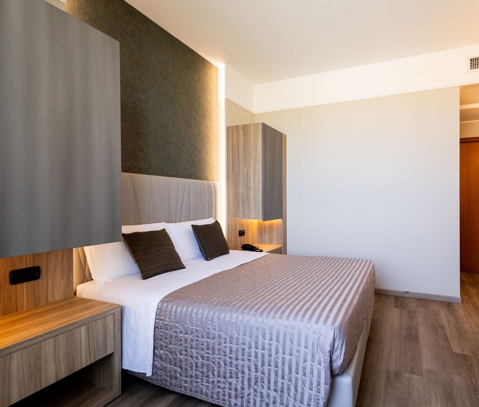 Deluxe Room | Minibar, in-room safe, desk, free WiFi