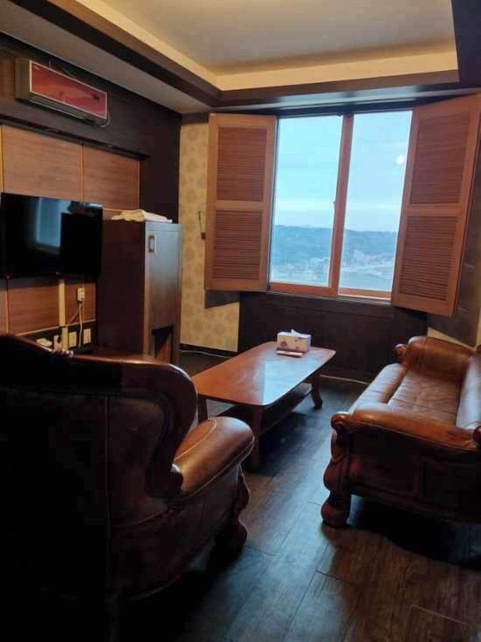 Royal Suite | Desk, laptop workspace, free WiFi
