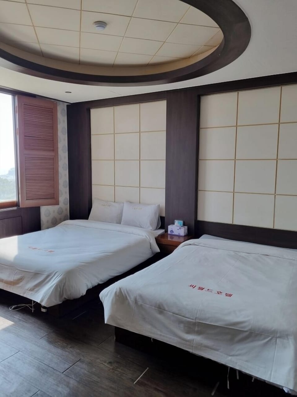 Royal Suite | Desk, laptop workspace, free WiFi