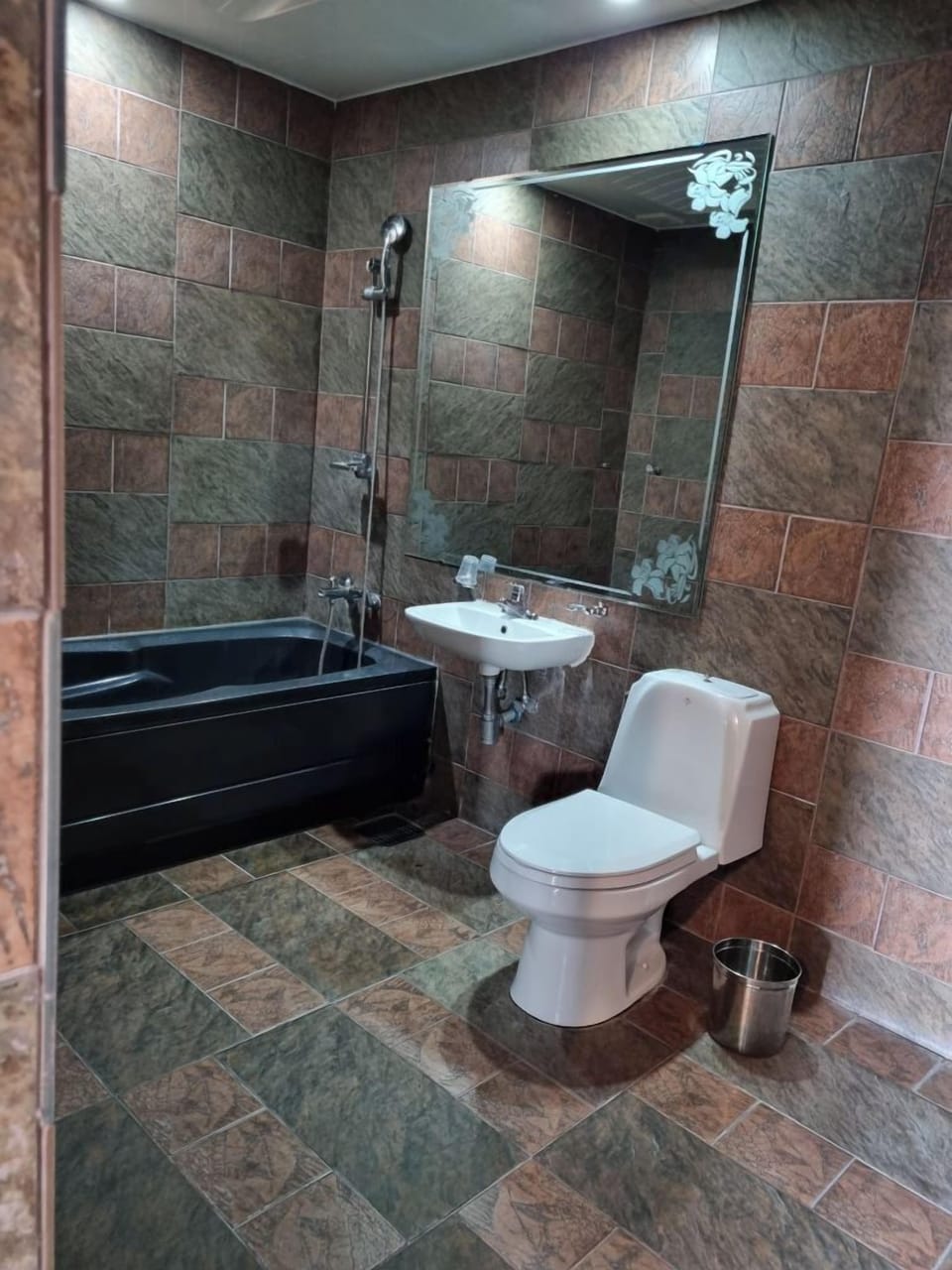 Deep soaking tub, free toiletries, hair dryer, towels