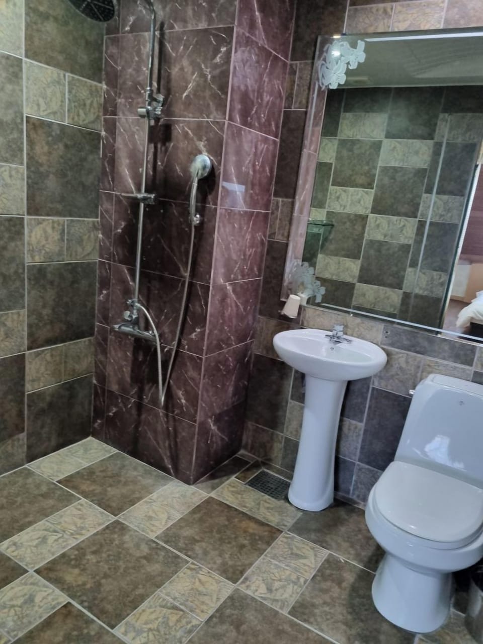 Deep soaking tub, free toiletries, hair dryer, towels