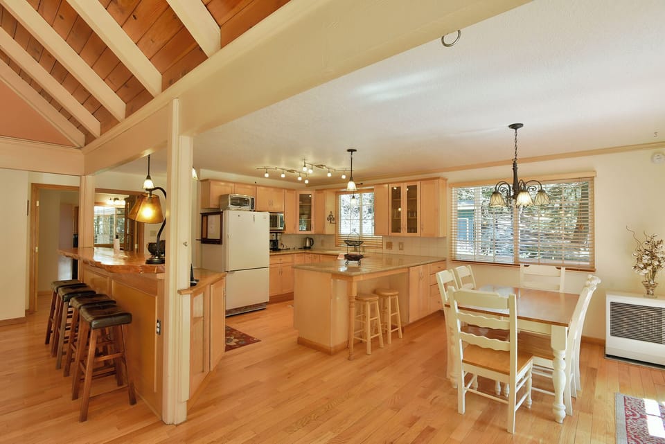 Full Kitchen with plenty of space.