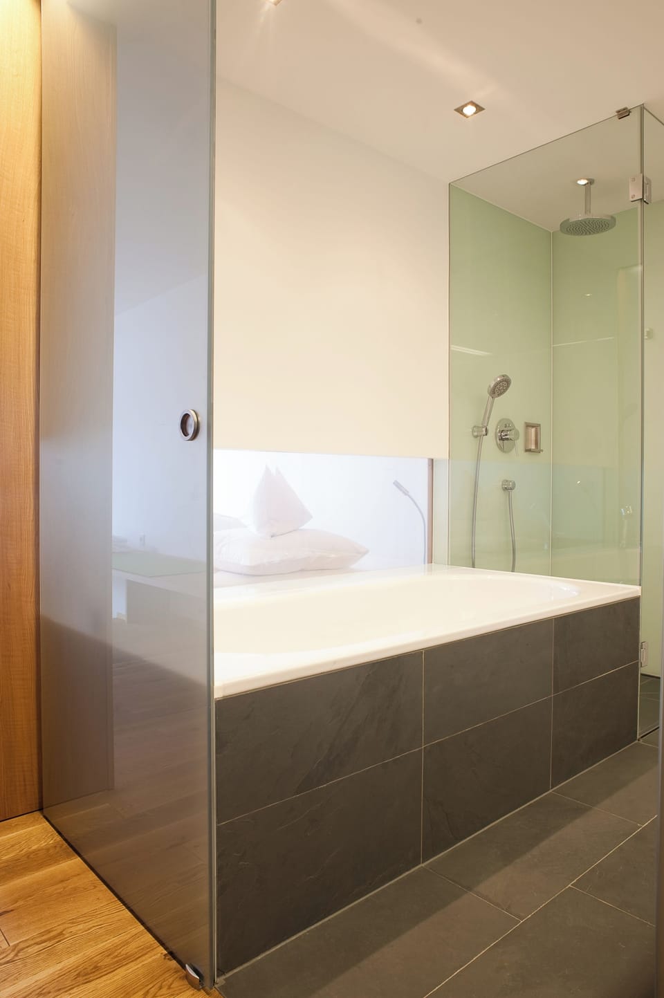 Junior Suite (Rote Wand) | Bathroom | Free toiletries, hair dryer, slippers, towels