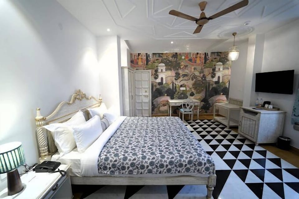 Minibar, free WiFi, bed sheets