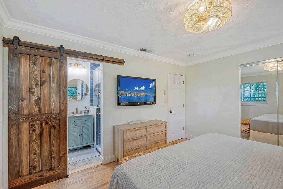The king master has an en suite and has luxury hotel linens.