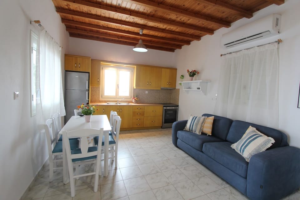 House | 2 bedrooms, desk