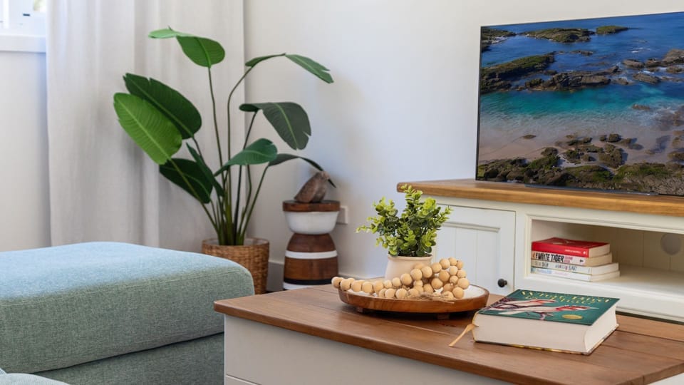 Hemingways Lakehouse | Stylish Decor | Lounge