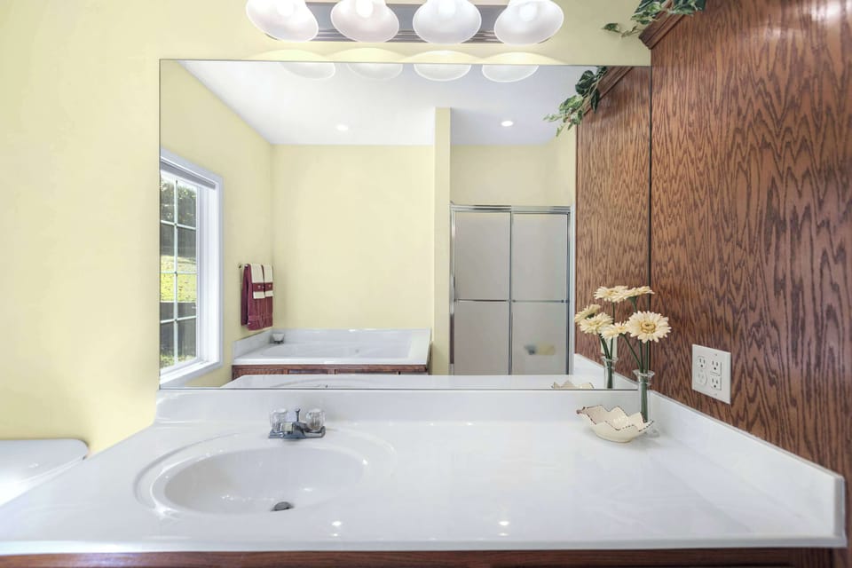 Ensuite bathroom with separate shower, and tub