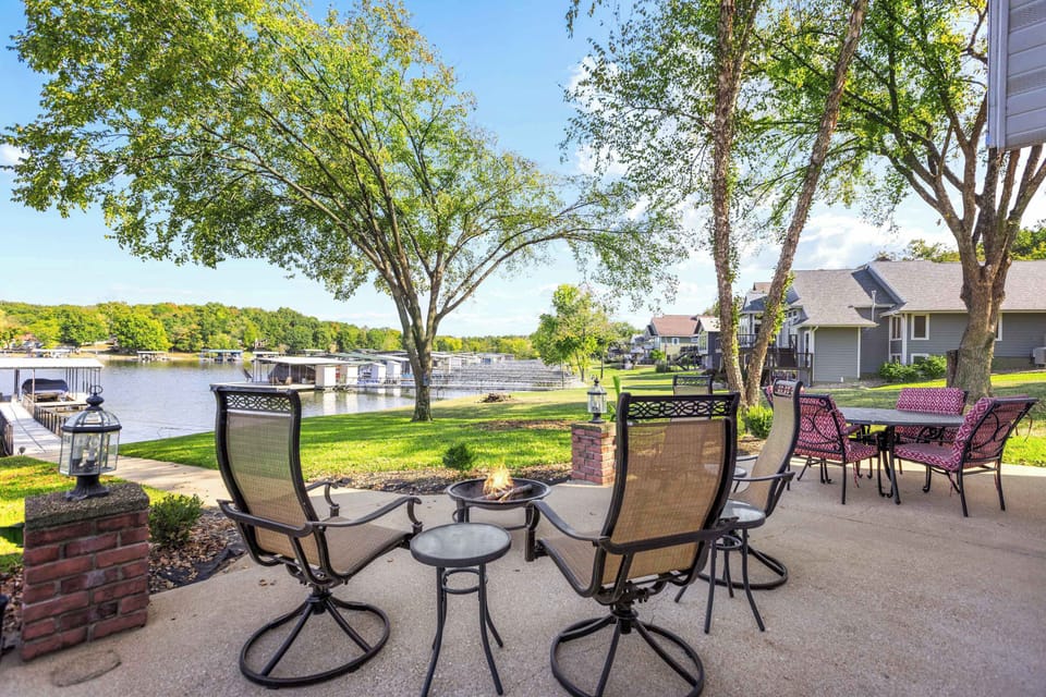 Spacious patio and level yard all the wat to the lake