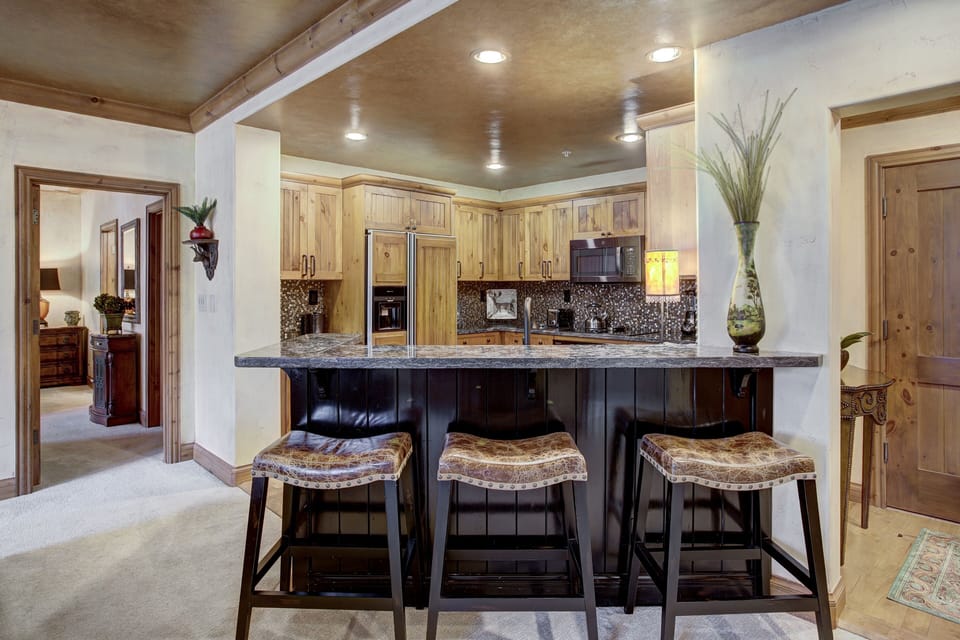 Condo, 2 Bedrooms | Private kitchen | Fridge, oven