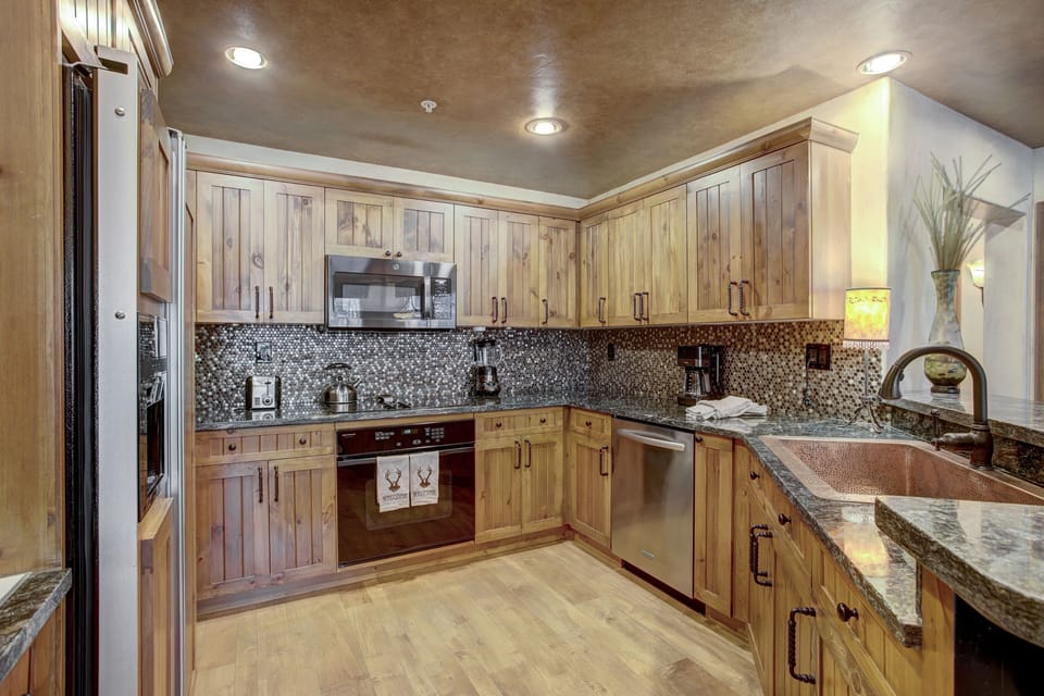 Condo, 2 Bedrooms | Private kitchen | Fridge, oven