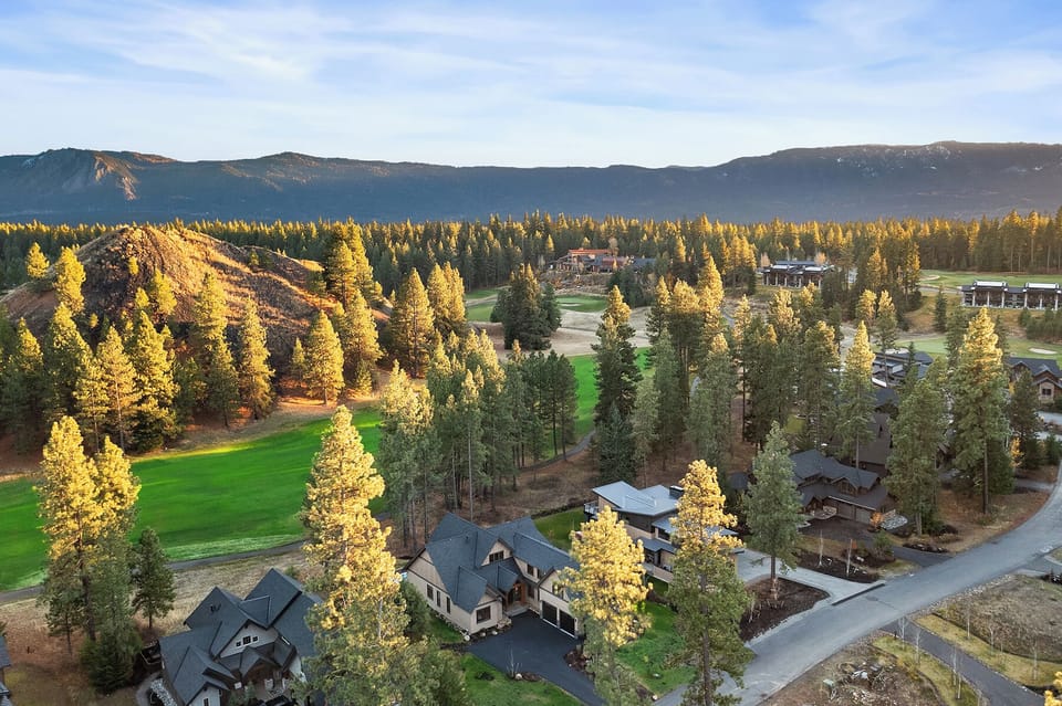 Wine Down. - Short 5-min walk from Wine Down to Swiftwater Cellars and the Rope Rider Pro Shop. Wine Down is the second home in from the left.