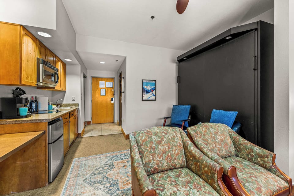 【Sitting Area】Lounge spot with electric fireplace — A/C in unit, rare at Grand Lodge