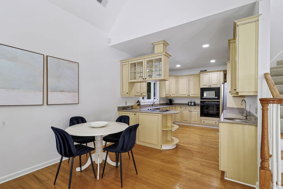 6 Gunnery | Spacious kitchen w/ stainless steel appliances - 6 Gunnery | Spacious kitchen w/ stainless steel appliances