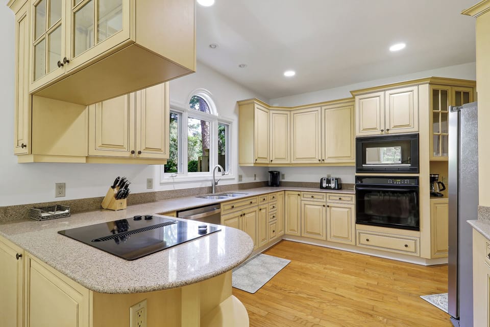 6 Gunnery | Spacious kitchen w/ stainless steel appliances - 6 Gunnery | Spacious kitchen w/ stainless steel appliances