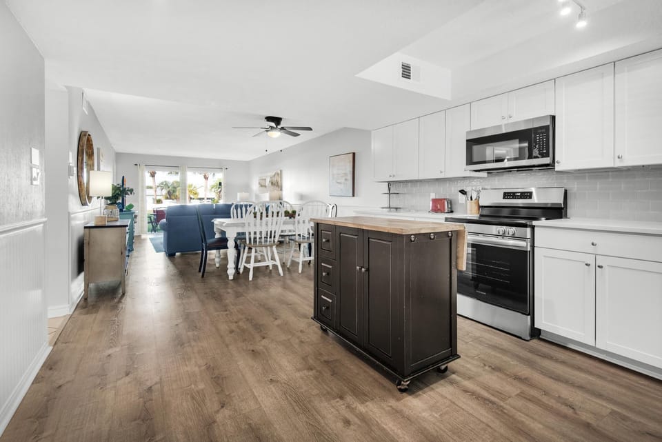 Condo, Multiple Beds (El Matador 513) | Private kitchen | Oven, toaster
