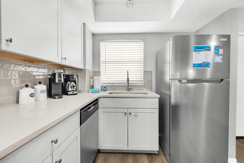 Condo, Multiple Beds (El Matador 513) | Private kitchen | Oven, toaster