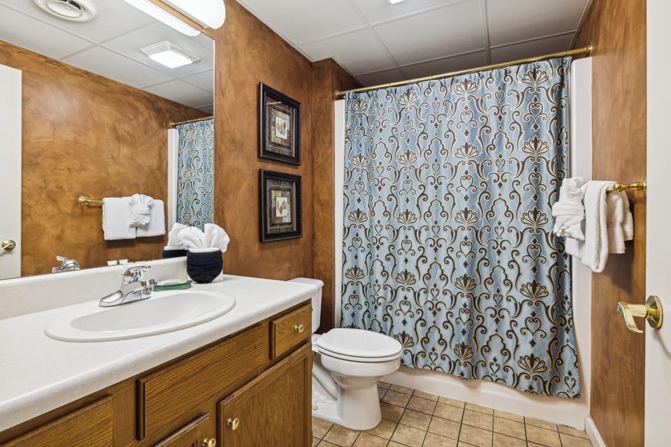 Full Bathroom, Towels Provided