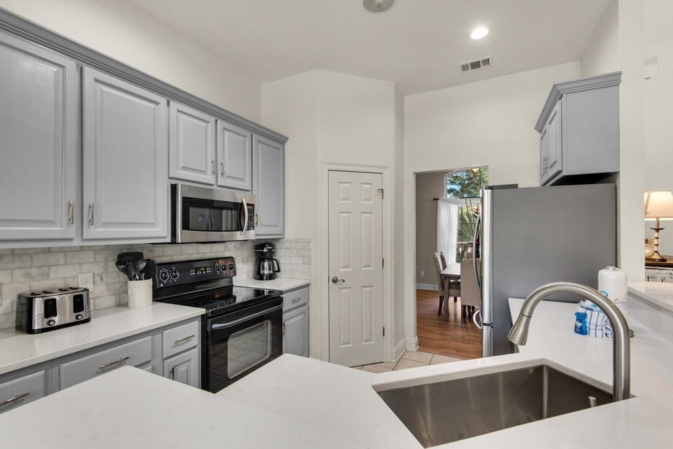 House, Multiple Beds (Beach Retreat) | Private kitchen