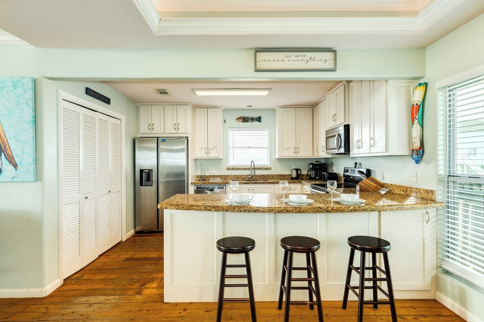 Fully-equipped kitchen with laundry closet