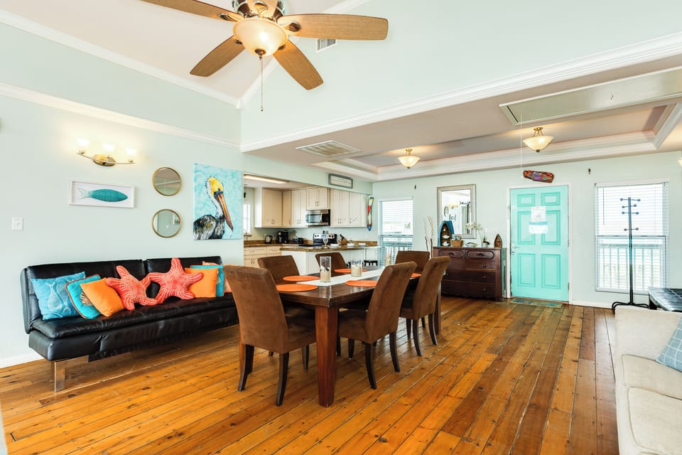 Bright coastal colors set the mood fro a refreshing island vacay