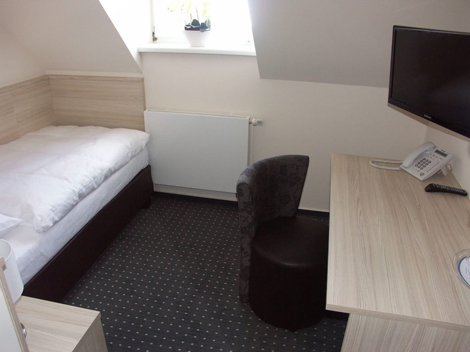 Classic Single Room, Non Smoking, City View | Living area